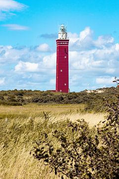 Leuchtturm Ouddorp in Zeeland von den Dünen von Kristof Leffelaer