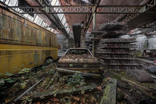 Een oude achtergelaten loods met auto's