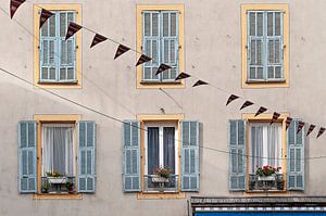 Französische Fassade mit Fensterläden und Blumen von Anouschka Hendriks