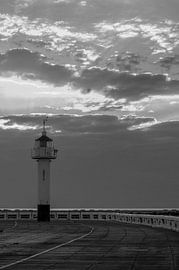 Oostende, de pier en de vuurtoren by Ruud Langendijk