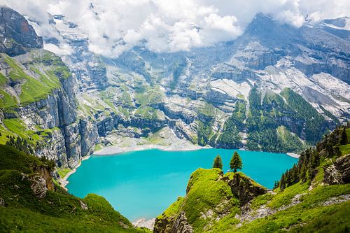 Les eaux turquoise du lac d'Oeschinen dans les Alpes suisses