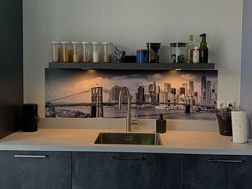 Klantfoto: NEW YORK CITY Brooklyn Bridge & Manhattan Skyline | Panorama monochroom van Melanie Viola
