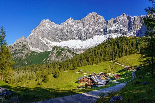 Almdorp am Fuße des Hohen Dachsteins von Coen Weesjes