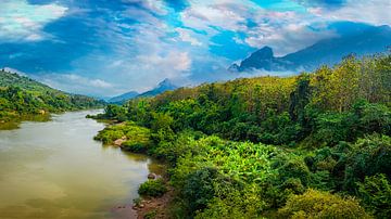 Panorama van een rivier in Noord Laos van Rietje Bulthuis