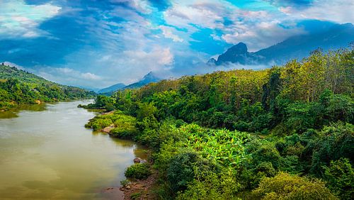 Panorama van een rivier in Noord Laos