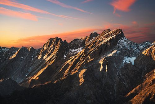 Montagnes enneigées des Apuane alpi et carrière de marbre au coucher du soleil en hiver