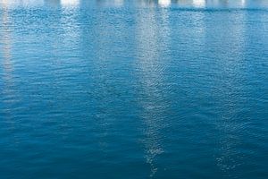Boote spiegeln sich im blauen Meerwasser