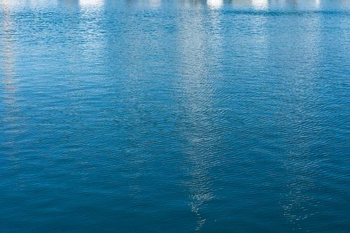 Boten weerspiegeld in het blauwe zeewater