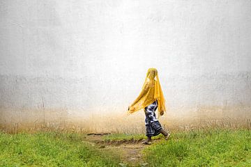 Afrikaanse vrouw met gele sjaal van Moments by Astrid