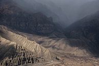 Wandelen door een ruig landschap in de Himalaya | Nepal van Photolovers reisfotografie thumbnail