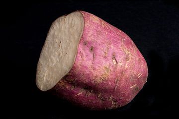 Zoete aardappel op zwarte achtergrond van Iris Koopmans