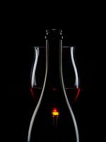 Une bouteille, un verre, du vin rouge.