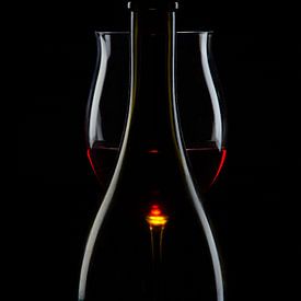 Eine Flasche, ein Glas, Rotwein. von Stefan Zwijsen