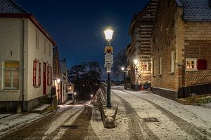 Elsloo in de avond in de winter met sneeuw