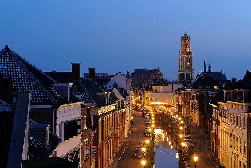 Le Plompetorengracht à Utrecht depuis le toit du Moira avec l'église Dom et la tour Dom. par Donker Utrecht