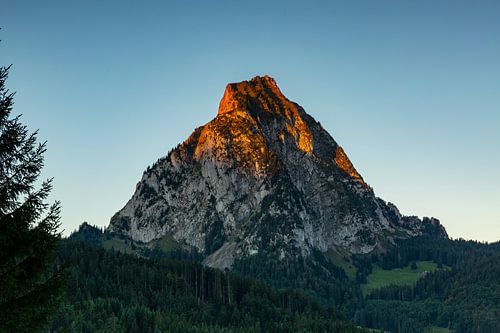 Die Schwyzer Berge Grosser und kleiner Mythen in der Zentralschweizer strahlen mit Alpenglühen
