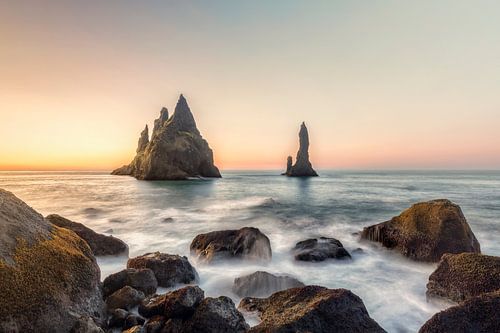 Reynisdrangar kliffen op zwart zandstrand, Vik, IJsland