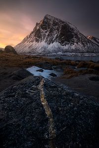 Sonnenaufgang am Strand von Ballesvika auf der Insel Senja in Norwegen