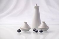 Modern stilleven tajines en blauwe bessen