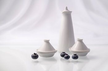 Modernes Stillleben Tagines und Blaubeeren