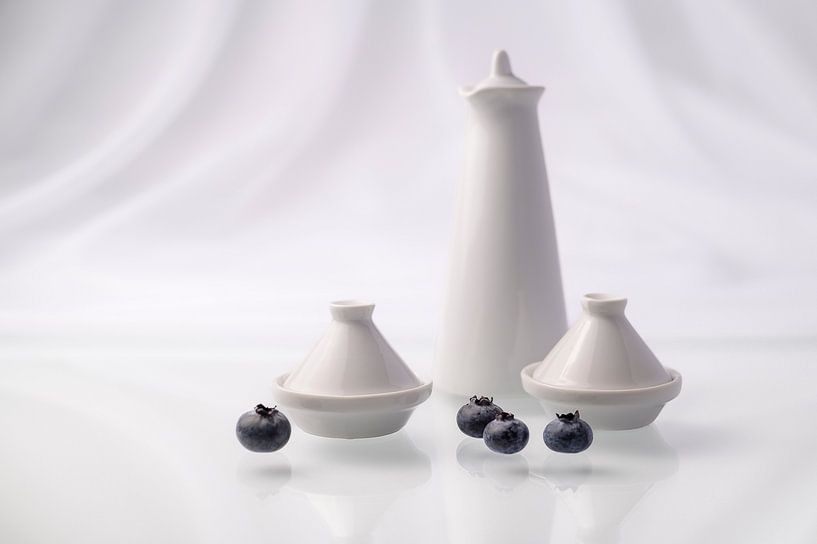 Modern stilleven tajines en blauwe bessen van Angeline van de Kerkhof