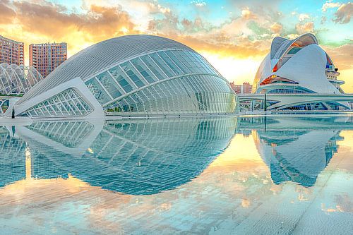 Roter Abend in der Ciudad de las Artes y las Ciencias Valencia