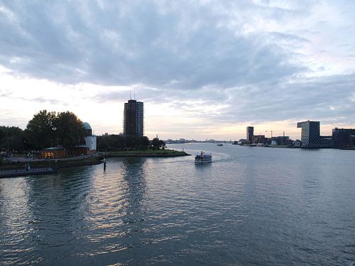 Vue sur la Nieuwe Maas à Rotterdam