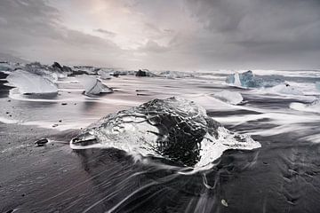 Eisblock am schwarzen Strand