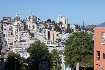 Gezicht op San Francisco met de katholieke kerk San Francisco Saint Paul en de Golden Gate Bridge