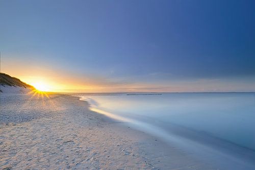 Zonsopgang op een eenzaam strand aan de Noordzee