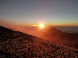 Zonsopgang vanaf Kilimanjaro by Dempsey Cappelle