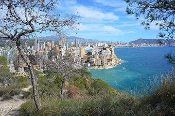 Zicht op Benidorm vanaf Torre d'Aguiló van My Footprints