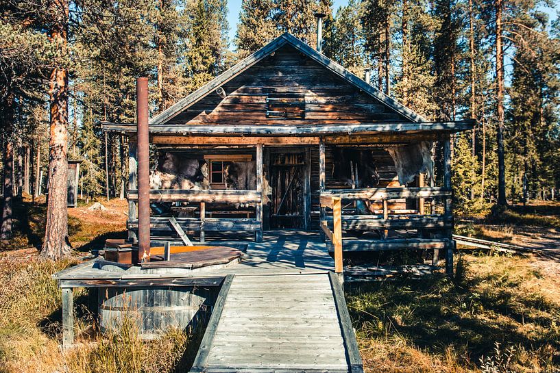 Houten blokhut in Zweeds Lapland van Expeditie Aardbol