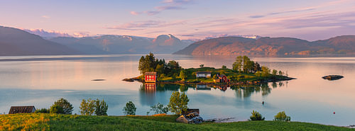 Panorama en zonsopkomst Omaholmen, Hardangerfjord, Vestland, Noorwegen