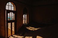 Die Fenster einer Ruine in der Geisterstadt Kolmanskop von Maartje Kikkert Miniaturansicht