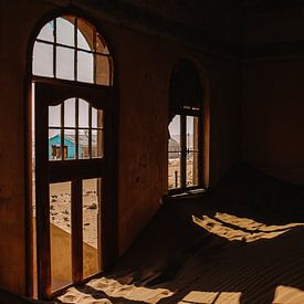 Les fenêtres d'une ruine dans la ville fantôme de Kolmanskop sur Maartje Kikkert