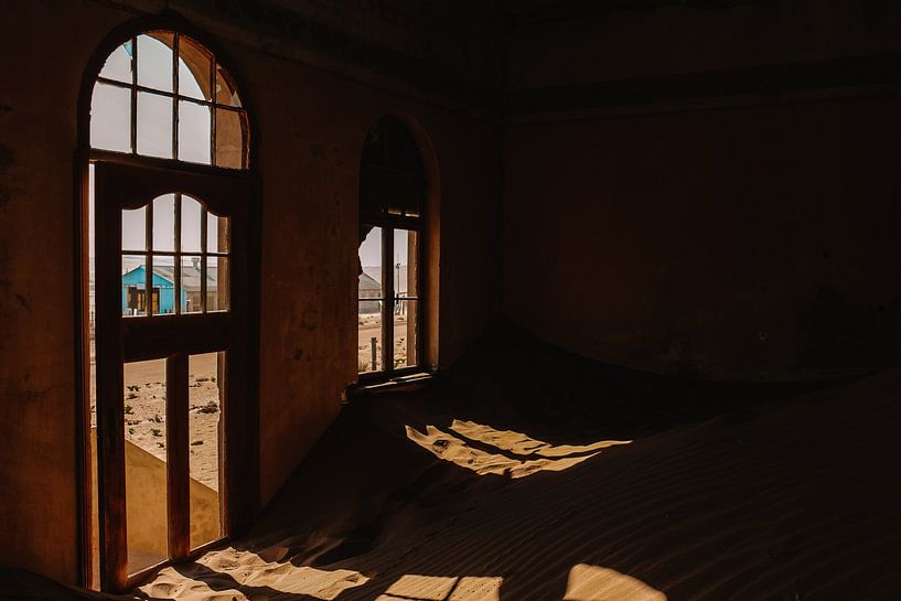 Die Fenster einer Ruine in der Geisterstadt Kolmanskop von Maartje Kikkert