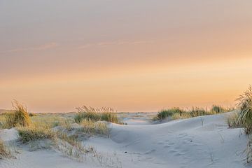 Prachtige kleuren in de lucht tijdens de zonsondergang op het eiland Terschelling van Lydia