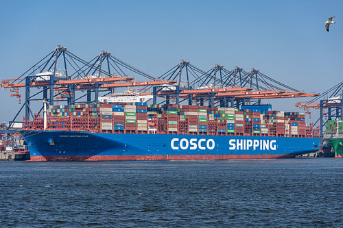 Containerschip Cosco Shipping Star. van Jaap van den Berg