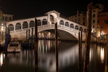 Die Rialtobrücke in Venedig bei Nacht von t.ART