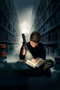 Garçon lisant dans le noir dans une bibliothèque, sur Jürgen Neugebauer | createyour.photo