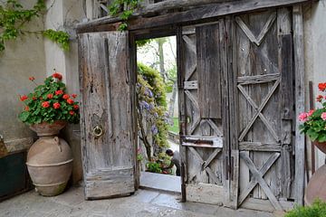 Toegangsdeuren naar tuin in Italie. van Susan Dekker