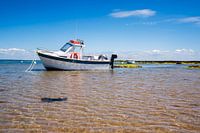 Boot op strand met water
