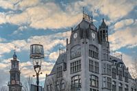 Jugendstil gebouw Astoria in Amsterdam lijkt op te gaan in wolken