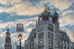 Jugendstil gebouw Astoria in Amsterdam lijkt op te gaan in wolken sur Suzan Baars