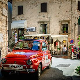 Rode Fiat 500 in Italië van Marcel de Bont