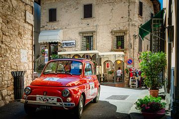 Rode Fiat 500 in Italië van Marcel de Bont