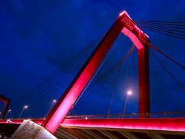 Le pont Willemsbrug à la tombée de la nuit à Rotterdam sur Steven Konings