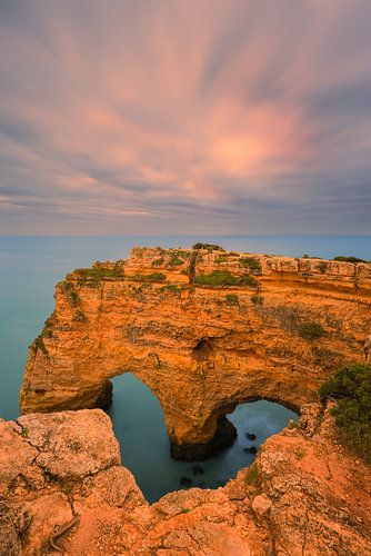 Zonsopkomst bij Praia da Marinha in de Algarve, Portugal
