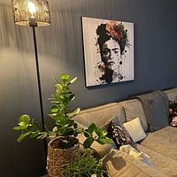 Photo de nos clients: Frida noir & blanc avec éclaboussure de couleur de fleur par Bianca ter Riet, sur artframe